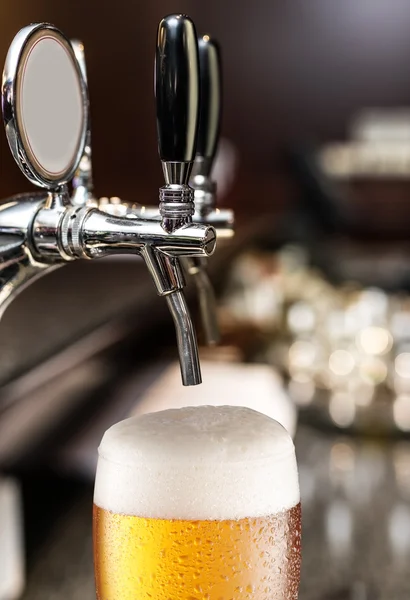 El proceso de verter cerveza en el vaso . — Foto de Stock