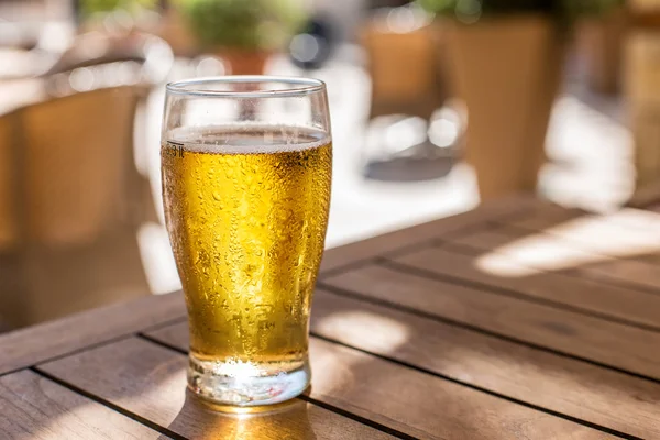 Glas lättöl på trä bordet. — Stockfoto