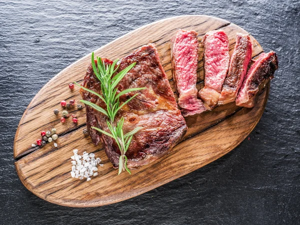 Střední Ribeye steak. — Stock fotografie