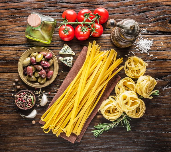 Tomat, pasta spageti dan rempah-rempah . — Stok Foto
