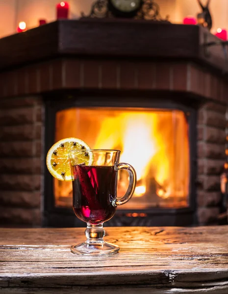 Vinho quente quente com fatia de laranja, cravo e pau de canela . — Fotografia de Stock