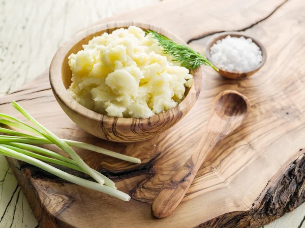 Mashed potatoes in the wooden bowl on the service tray. — Stock Photo, Image