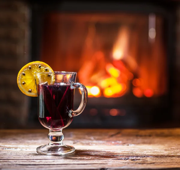 Varm glögg med orange skiva, kryddnejlika och kanelstång. — Stockfoto