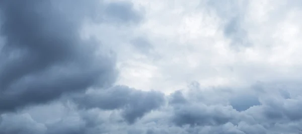 Nuvens cinzentas pesadas no céu antes da neve cair . — Fotografia de Stock