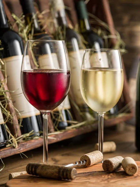 Botellas de vino en el estante de madera . — Foto de Stock