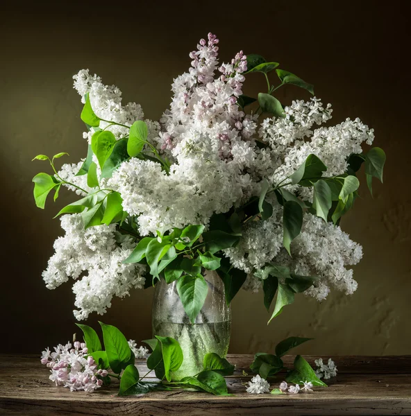 Bouquet de lilas sur la table en bois . — Photo