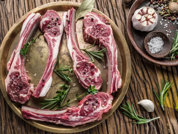 Costolette di agnello crudo con aglio ed erbe aromatiche . — Foto Stock