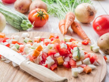 Taze sebze Ahşap doğrama tahtası üzerinde kesme..