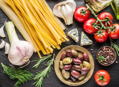 Domates, spagetti makarna ve baharatlar.