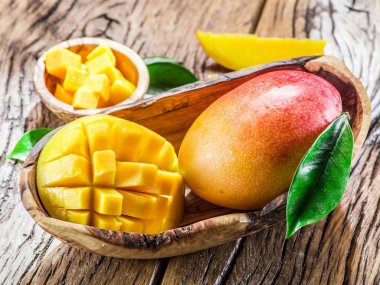 Mango meyve ve ahşap masa mango küpleri.