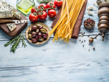 Domates, spagetti makarna ve baharatlar.