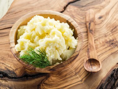 Servis tepsi ahşap kase patates püresi.