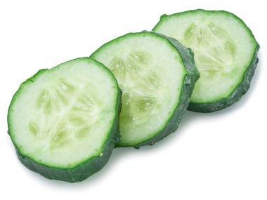 Beyaz zemin üzerine salatalık dilimleri.