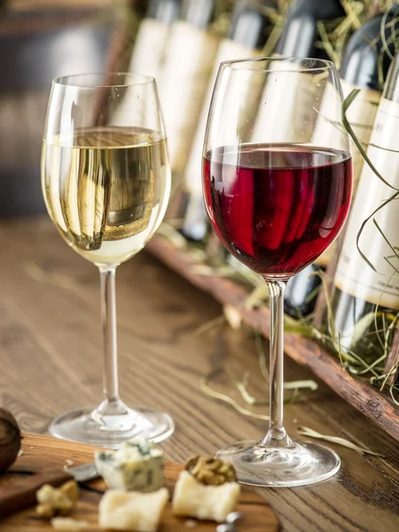Стаканы вина и сыра . — стоковое фото