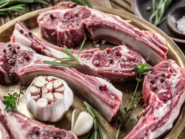 Chuletas de cordero crudas con ajo y hierbas . —  Fotos de Stock