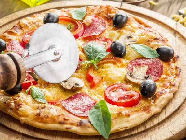 버섯, 살라미, 토마토 피자. — 스톡 사진