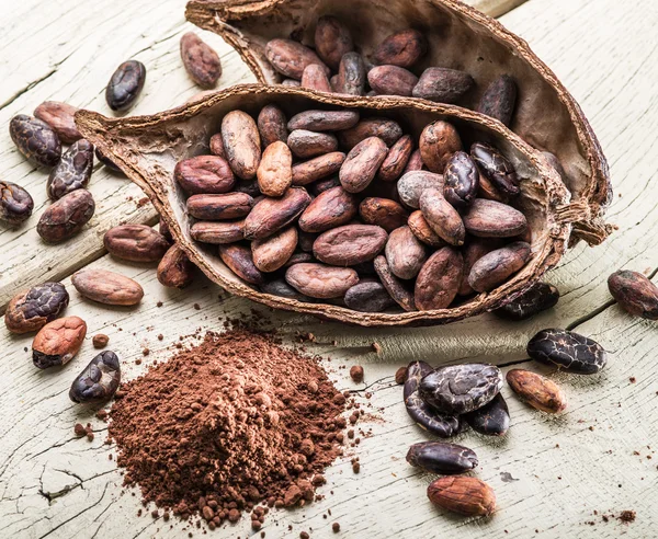 Cocao powder and cocao beans on the wooden table. — Stock Photo, Image