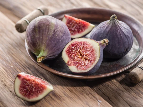 Frutas maduras de higo en la mesa de madera . — Foto de Stock