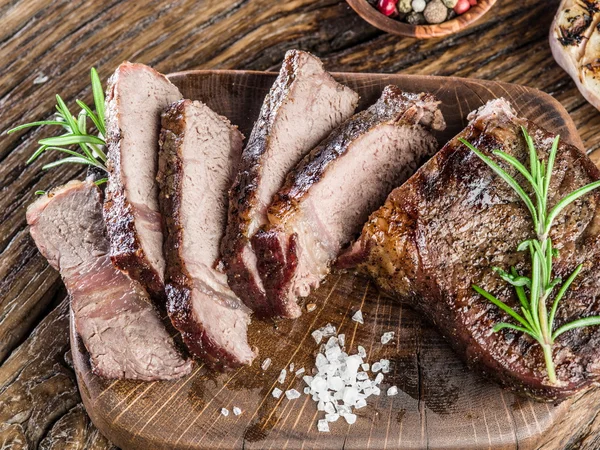 Bife Ribeye com especiarias na bandeja de madeira . — Fotografia de Stock