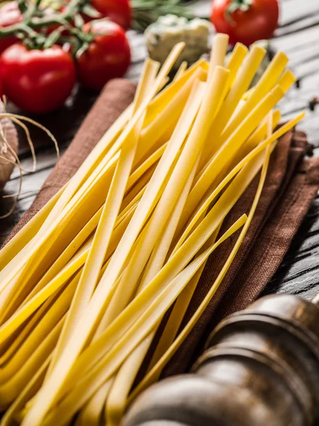 Tomates, spaghettis et épices . — Photo