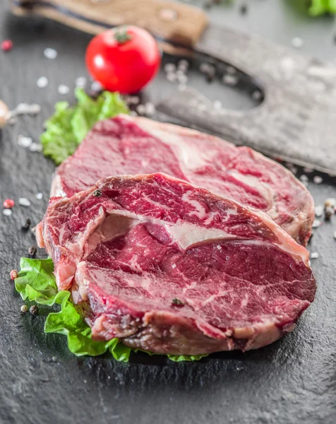 Ribeye steak a fekete grafit tálcán.. — Stock Fotó