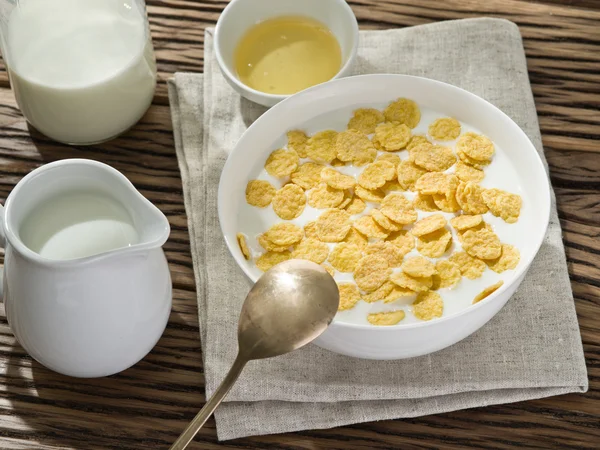Cereales y leche de copos de maíz. Desayuno por la mañana . —  Fotos de Stock