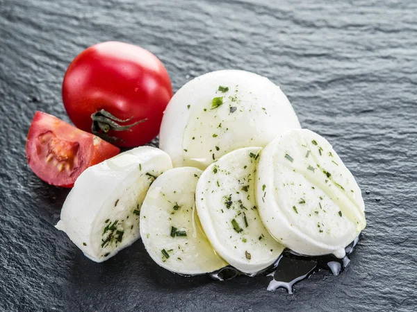 Mozzarella i pomidory. Ciemny szary tło. — Zdjęcie stockowe