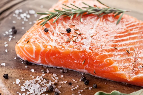 Filetto di salmone su un tagliere di legno. — Foto Stock