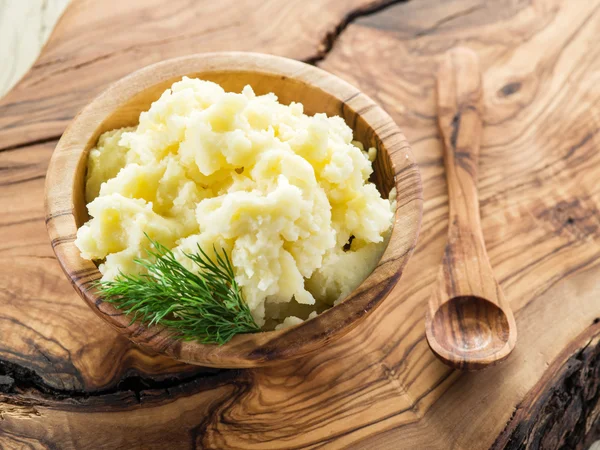 Aardappelpuree in de houten kom op het Dienblad. — Stockfoto