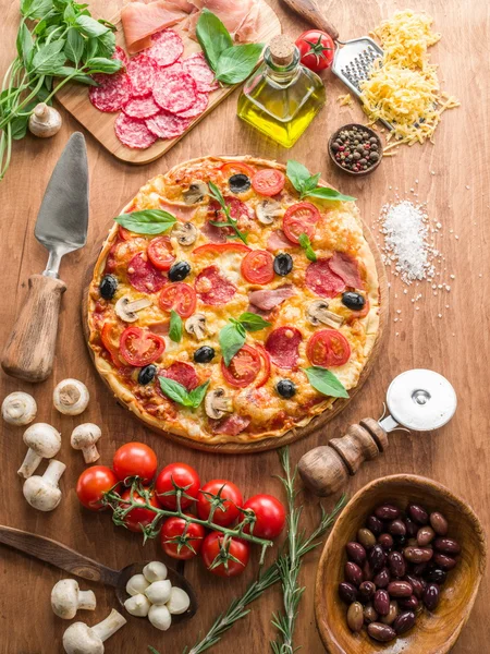 Pizza med champinjoner, salami och tomater. — Stockfoto