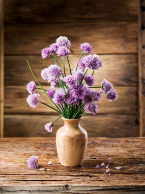 Soğan (chives) buket üzerinde ahşap tabl vazoda