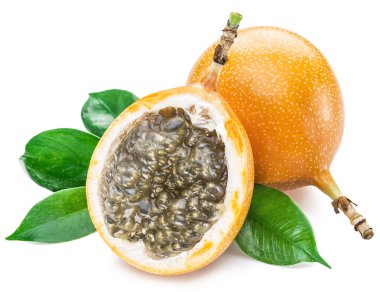 Beyaz arka plan üzerinde granadilla meyve.