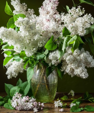 Ahşap masa üzerinde Lila buket.