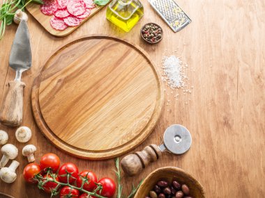 Mantar, salam ve domates pizza.