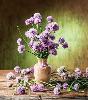 Soğan (chives) buket üzerinde ahşap tabl vazoda