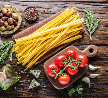 Domates, spagetti makarna ve baharatlar.