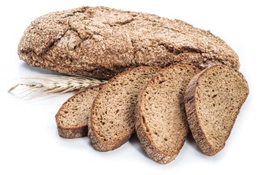 Bir somun ekmek ve beyaz zemin üzerine dilimler.