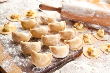 patates ve soğan ile vareniki (mantı).
