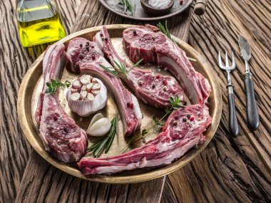 Sarımsak ve otlar ile ham pirzola.