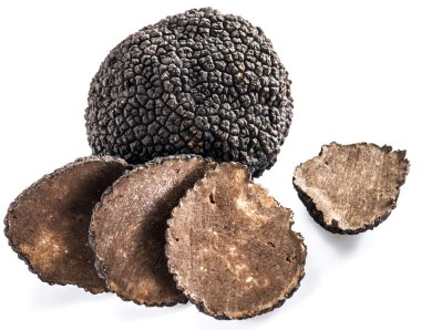 Beyaz arka planda siyah trüf mantarları izole edildi.