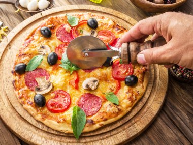 Mantar, salam ve domates pizza.