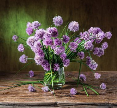 Soğan (chives) buket üzerinde ahşap tabl vazoda