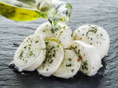 Mozzarella. Koyu gri arka plan.