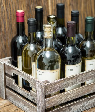 Tahta bir sandık içinde şarap şişeleri .