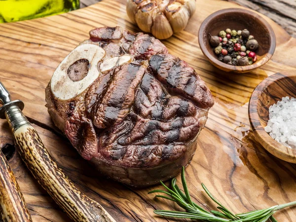 Hovězí steaky s kořením na dřevěný tác. — Stock fotografie