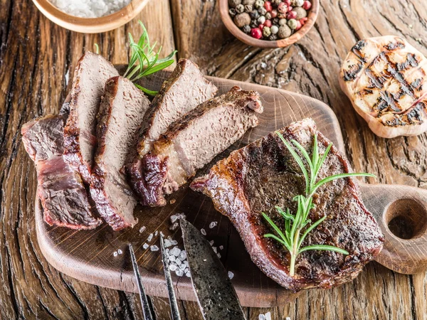Steak Ribeye aux épices sur le plateau en bois . — Photo
