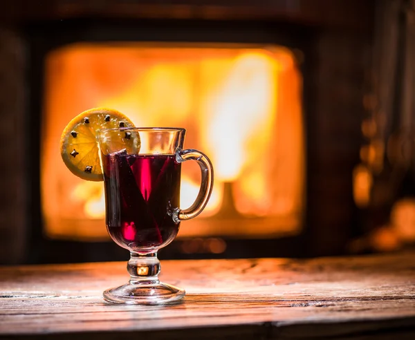 Varm glögg med orange skiva, kryddnejlika och kanelstång. — Stockfoto