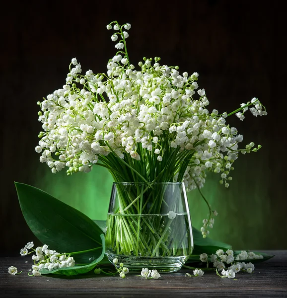 Lys du bouquet de la vallée sur la table en bois . — Photo