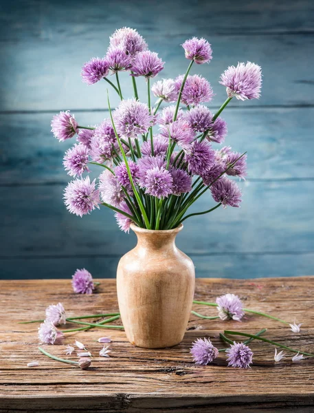 Hagyma (snidling) virágok a vázában a fa tabl csokor — Stock Fotó
