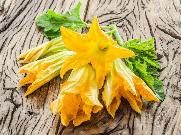 Flores de abobrinha em uma mesa de madeira velha . — Fotografia de Stock